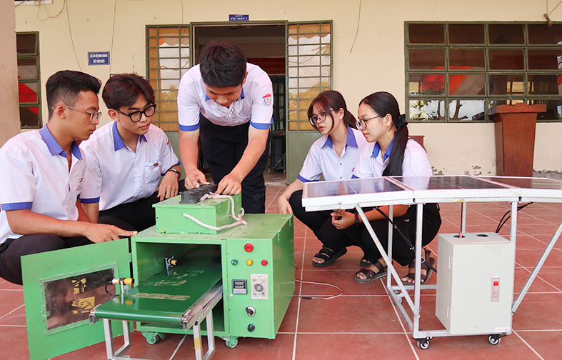 Học sinh huyện Kiên Lương chế máy sấy đa năng sử dụng năng lượng mặt trời 